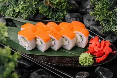Ролл Филадельфия Kunsei (копчёный)
